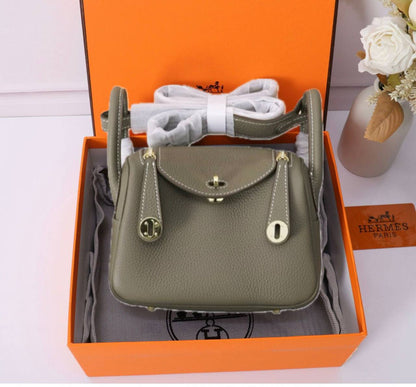 HERMES LINDY 
COPY ONE  
NEW CAME 
WITH BOX 
🎁🎁🎁

220 dhs🪙
 (leather)……
SIZE: MINI 18 cm

Zain39
♥️♥️♥️