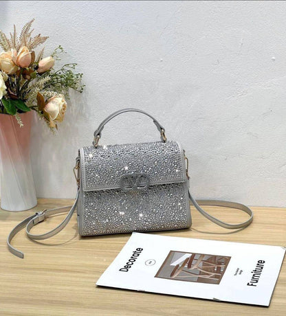 Valentino 
Good Quality 

With Box 
🎁🎁🎁

110 dhs❣️

Zain250
♥️♥️♥️