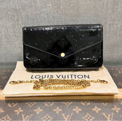 New LV
good quality, 

with box, 
🎁🎁🎁
size 21* 12 cm 
85 dhs🪙🌨️

Zain12
♥️♥️♥️