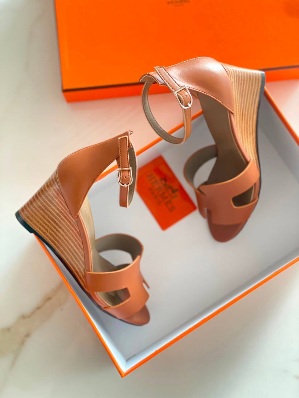 Hermes sandals 

AAA master quality 

Size 36……..41 

450 dhs🇦🇪🇦🇪

Available now 

Zain180 
♥️♥️♥️