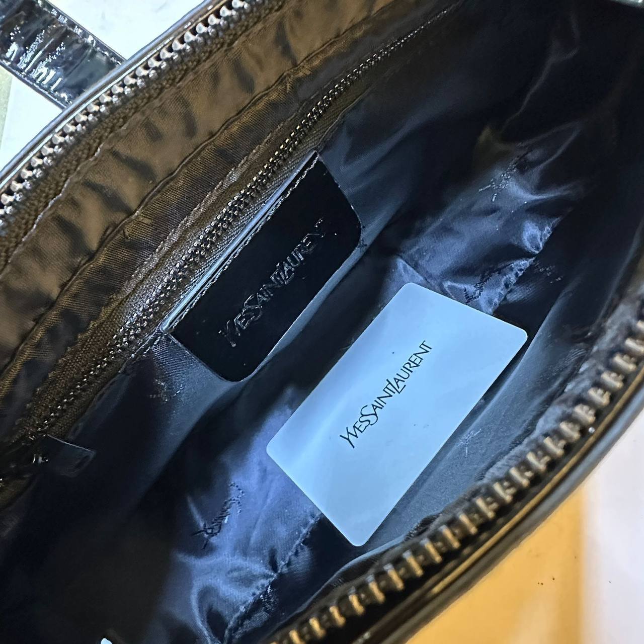 YSL 

NEW CAME GOOD QUALITY 

WITH BOX 🎁🎁🎁

90 dhs👑

Zain39