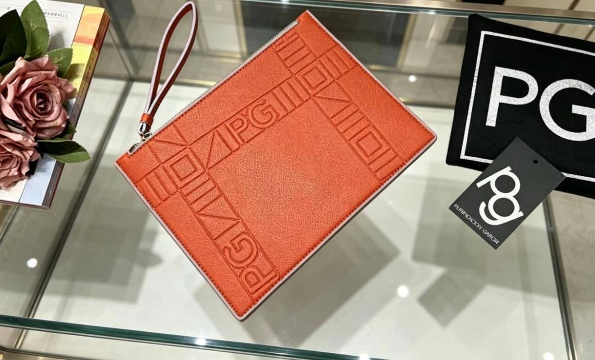 Introduction of PG(Purificación García)📌
 70 dhs✅

Full brand name: Purificación García, abbreviated as PG, a Spanish light-luxury designer handbag brand founded in Madrid, Spain, a time-honored European brand focusing on art accessories.

Zain07
♥️♥️♥️