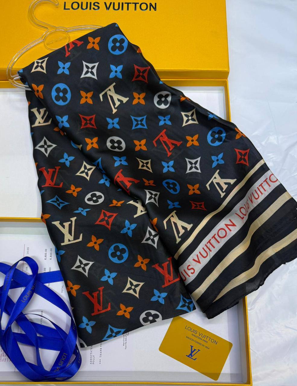 LV - Gucci
Silk scarf 
40 dhs✅
55 dhs✅ 

with box🎁🎁🎁

Zain93
♥️♥️♥️