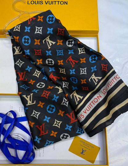 LV - Gucci
Silk scarf 
40 dhs✅
55 dhs✅ 

with box🎁🎁🎁

Zain93
♥️♥️♥️