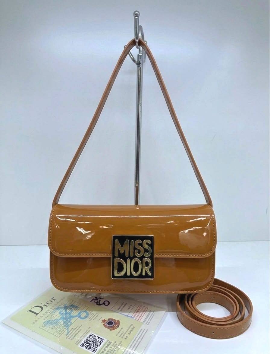 Dior
High quality
With box 
90 dhs✅

Zain50
♥️♥️♥️