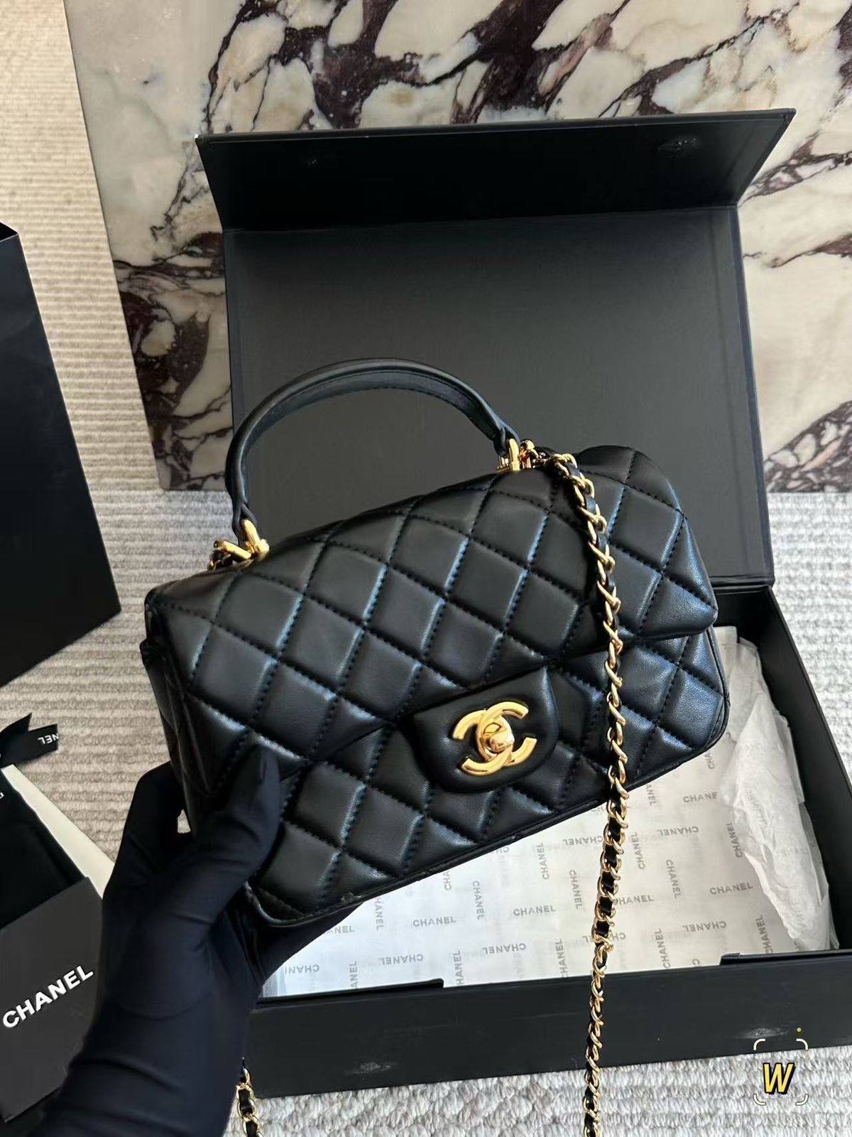 Chanel
Size 20cm

230 dhs🪙🌨️

With box
🎁🎁🎁

Zain180
♥️♥️♥️