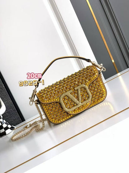 Valentino 
Master
   20Cm With Box🎁
420 dhs✅

Zain131
♥️♥️♥️