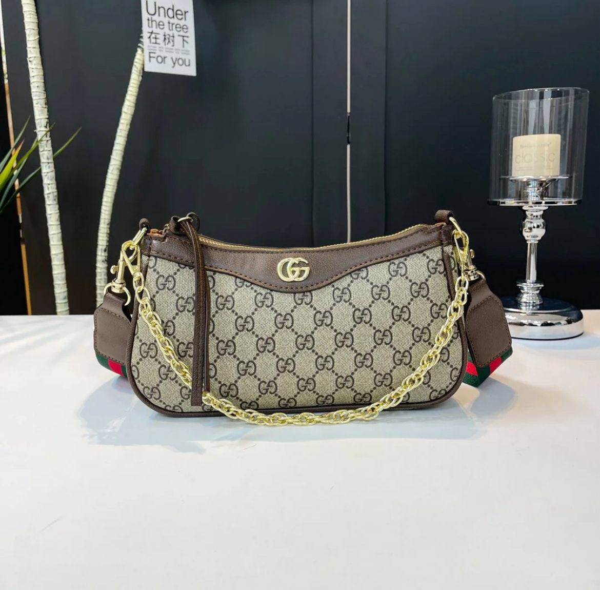 Gucci
90 dhs👑
size：24cm
Good-quality 

with box
🎁🎁🎁

Zain35
♥️♥️♥️