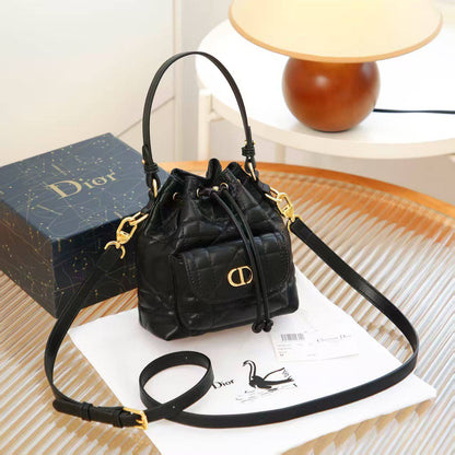 DIOR
BEST QUALITY 
WITH BOX’S 🎁
90 dhs✅
size 16CM

Zain290
♥️♥️♥️