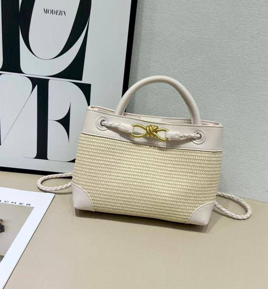 BOTTEGA VENETA 
NEW CAME GOOD QUALITY 

WITH BOX  
🎁🎁🎁

115 dhs🪙🖤
SIZE: 25cm

Zain39
♥️♥️♥️
