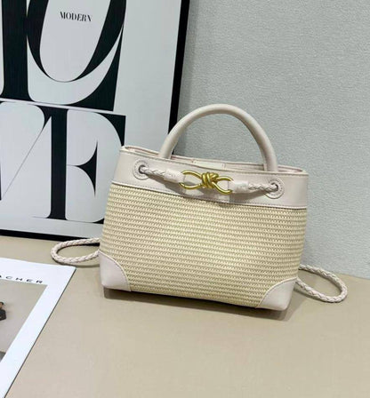 BOTTEGA VENETA 
NEW CAME GOOD QUALITY 

WITH BOX  
🎁🎁🎁

115 dhs🪙🖤
SIZE: 25cm

Zain39
♥️♥️♥️
