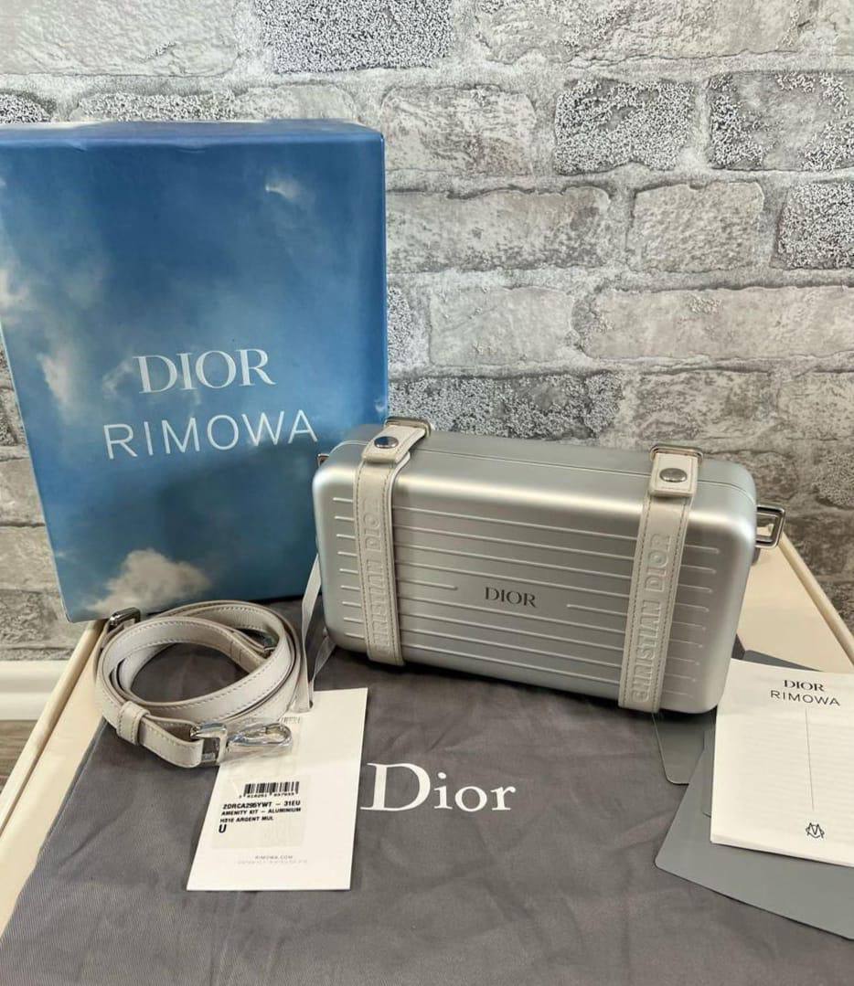 RIMOWA


300 dhs🪙🌨️

#with box🩷💁‍♂️
🎁🎁🎁

Zain228
♥️♥️♥️