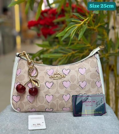 Coach
Good quality 

with box 
🎁🎁🎁

95 dhs✅

Zain186
♥️♥️♥️