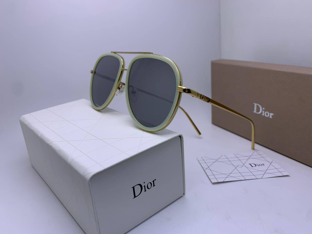 Ladies sunglasses 
70 dhs✅

Zain126
♥️♥️♥️