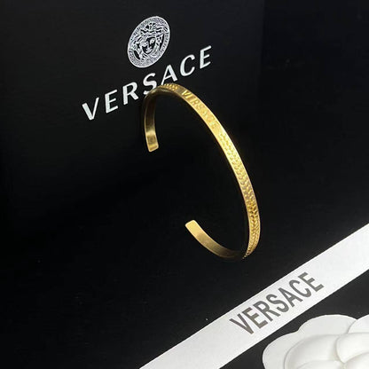 Versace Bangle Master 
60 dhs🪙💕 
With Box And Paper Bag
🎁🎁🎁

Zain89
♥️♥️♥️