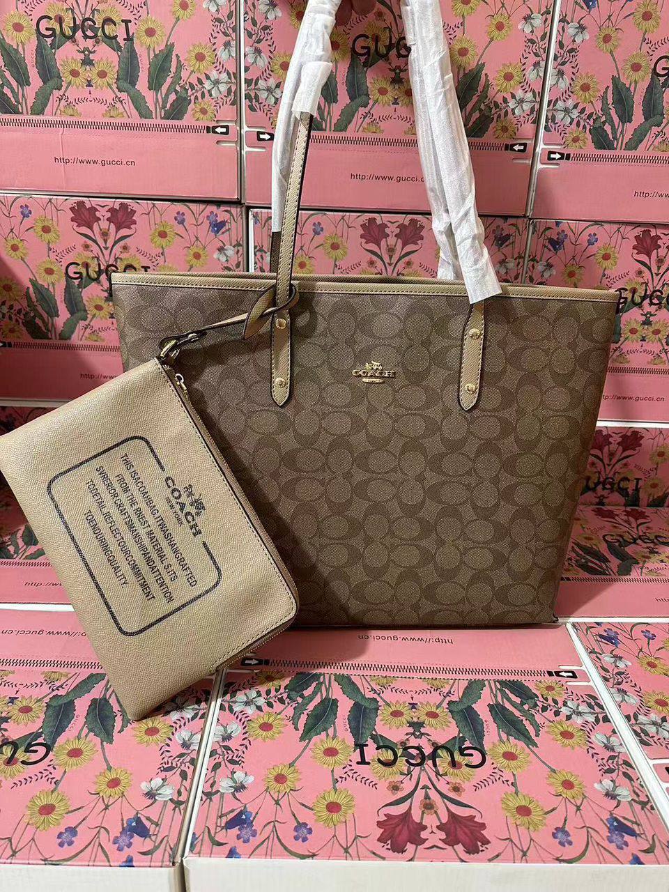 Coach
90 dhs🪙🌨️
size：42cm
Good quality 

with box
🎁🎁🎁

Zain35
Zain26
♥️♥️♥️