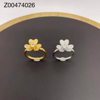 Ring 😍
Available size👇
7,8,9
good quality 💯
With brand boxes 🗃️ 
And paper bag 🛍️
35 dhs✅

Zain216
♥️♥️♥️