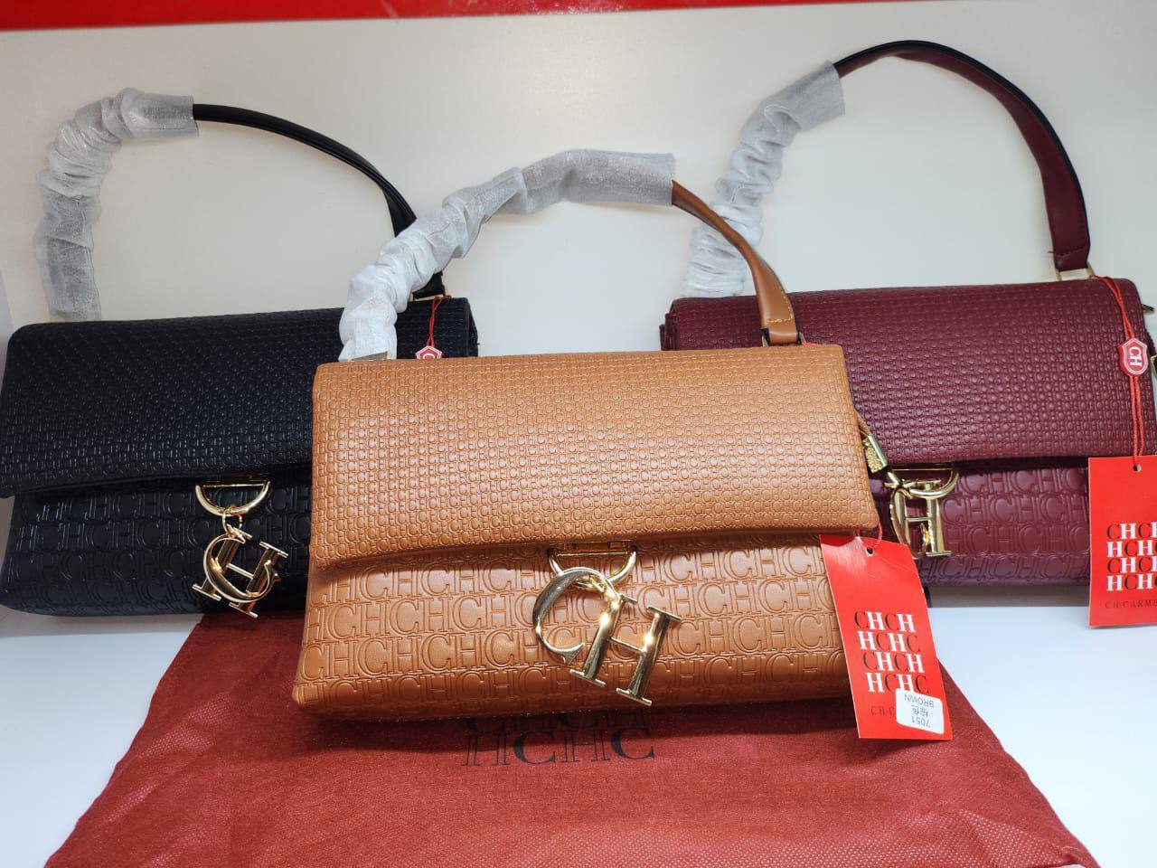 ChCh
Size: 26 * 17 cm
90 dhs🪙🖤
with box🎁

Zain115
♥️♥️♥️