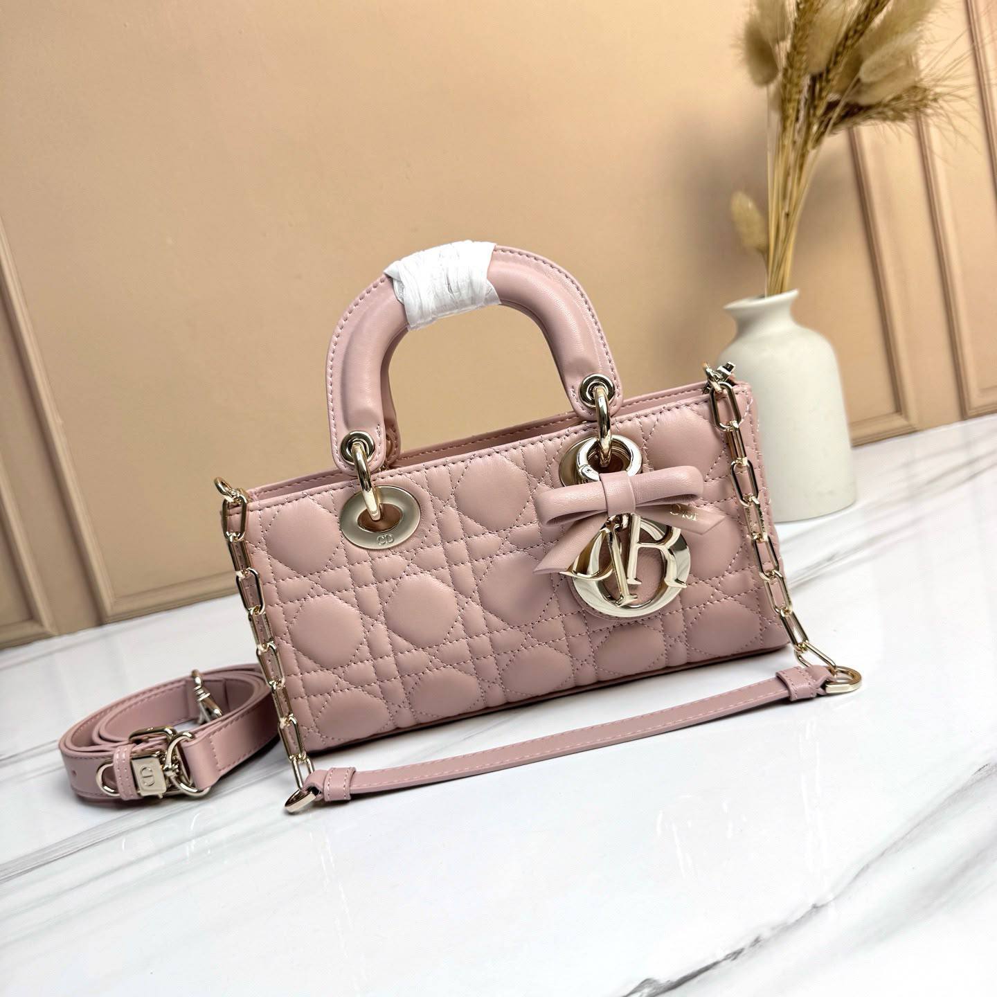 Dior 
Master🌺🌺
330 dhs✅
#22cm🥰🥰

Zain228
♥️♥️♥️