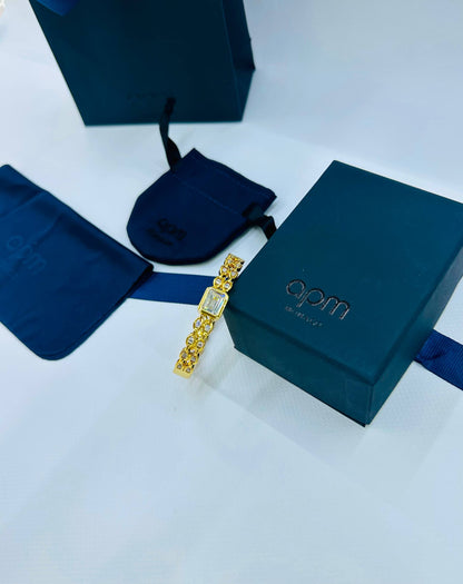 Apm
Bangle 🐦‍🔥
good quality 💯
With normal boxes 🗃️ 
And paper bag 
40 dhs✅

With master box 🗃️ 
55 dhs✅

Zain216
♥️♥️♥️