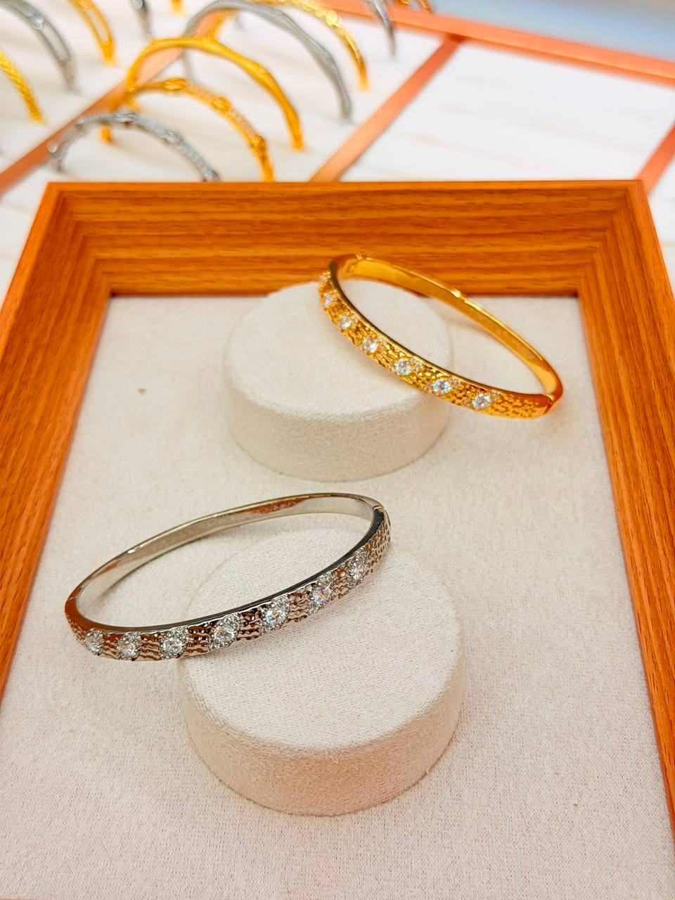 Bangle ❤️‍🔥*
good quality 💯
With black boxes 🗃️ 
20 dhs💓
With normal boxes 📦 
And paper bag🛍️
30 dhs💓

Zain216
♥️♥️♥️