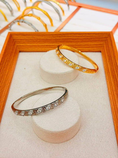 Bangle ❤️‍🔥*
good quality 💯
With black boxes 🗃️ 
20 dhs💓
With normal boxes 📦 
And paper bag🛍️
30 dhs💓

Zain216
♥️♥️♥️