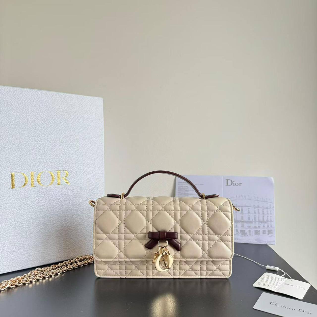Dior
with box
master 
170 dhs✅

Zain44
♥️♥️♥️