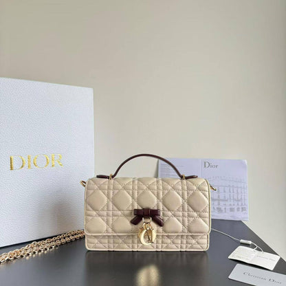 Dior
with box
master 
170 dhs✅

Zain44
♥️♥️♥️