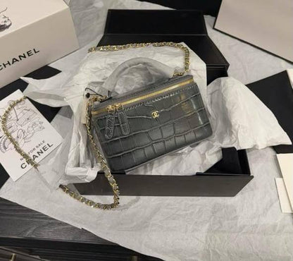 CHANEL
Calfskin Crocodile Vanity Case
Master quality
16 cm with double box
240 dhs🇦🇪🇦🇪

again available

Zain95
♥️♥️♥️