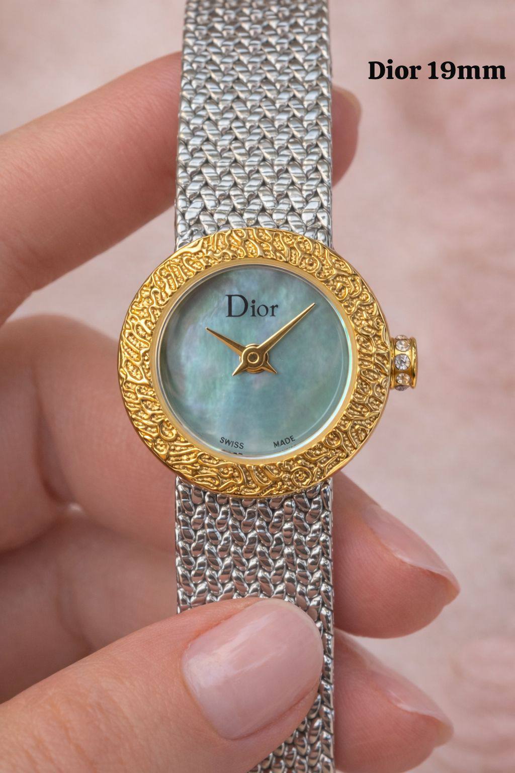 Dior mini size watch for ladies good quality 
170 dhs🌺 
 (size 19mm)

Zain59
♥️♥️♥️