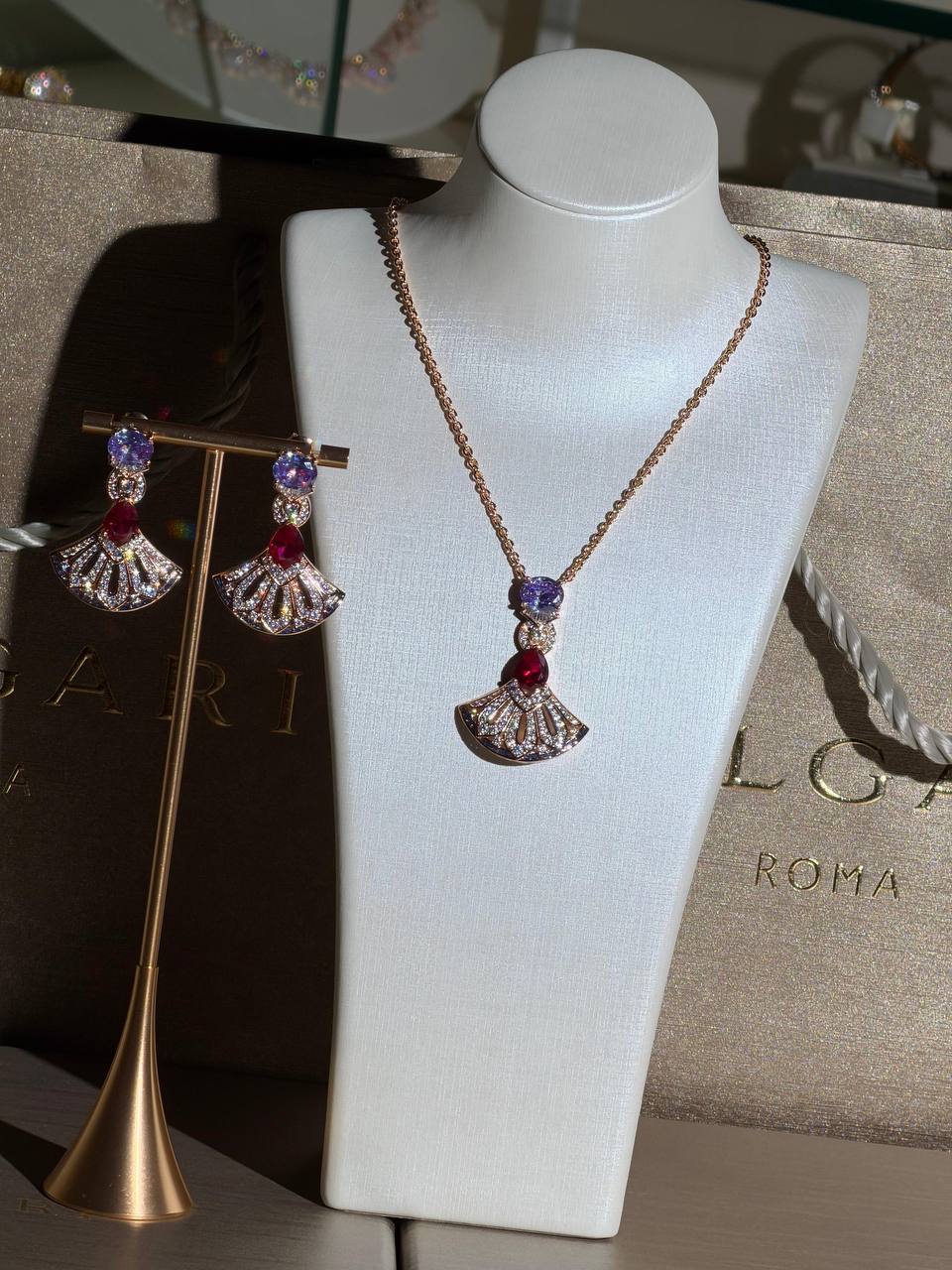 Bvlgari
Flower Pendant Necklace Set
Latest Collection  😍
Quality: Super Master
For Price 👇 WhatsApp✅
0568585901 
0507557372
0552275751 Owner Zain 👌

Zain268
♥️♥️♥️