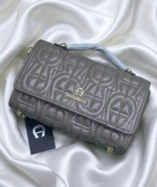AIGNER

110 dhs🪙🌨️

Size.   22cm

Zain175
♥️♥️♥️