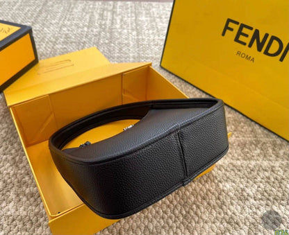 FENDI 
 GOOD QUALITY
WITH BOX 
95 dhs✅

Zain295
♥️♥️♥️
