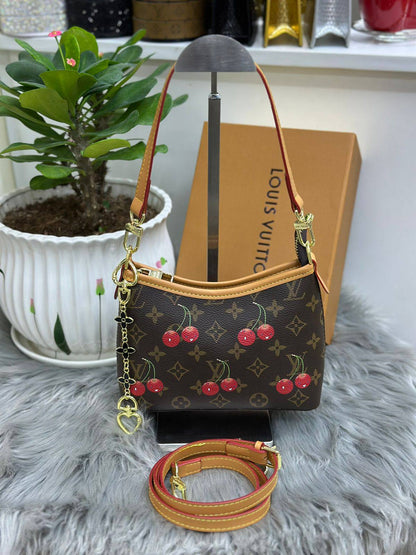 LV
SIZE  ……… 20CM🥰

90 dhs🪙🌨️

with BOX
🎁🎁🎁

Zain244
♥️♥️♥️