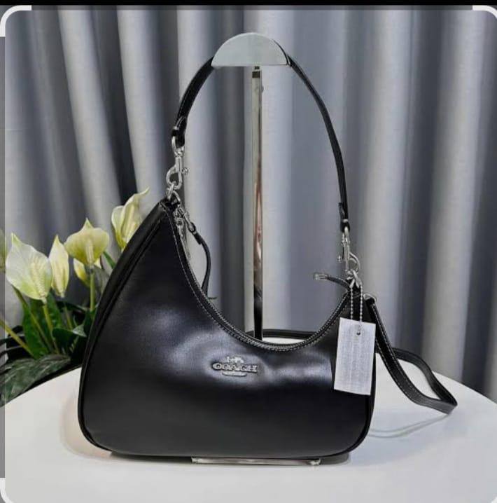 Coach
95 dhs✅
Good quality 

Size28cm

Zain06
♥️♥️♥️