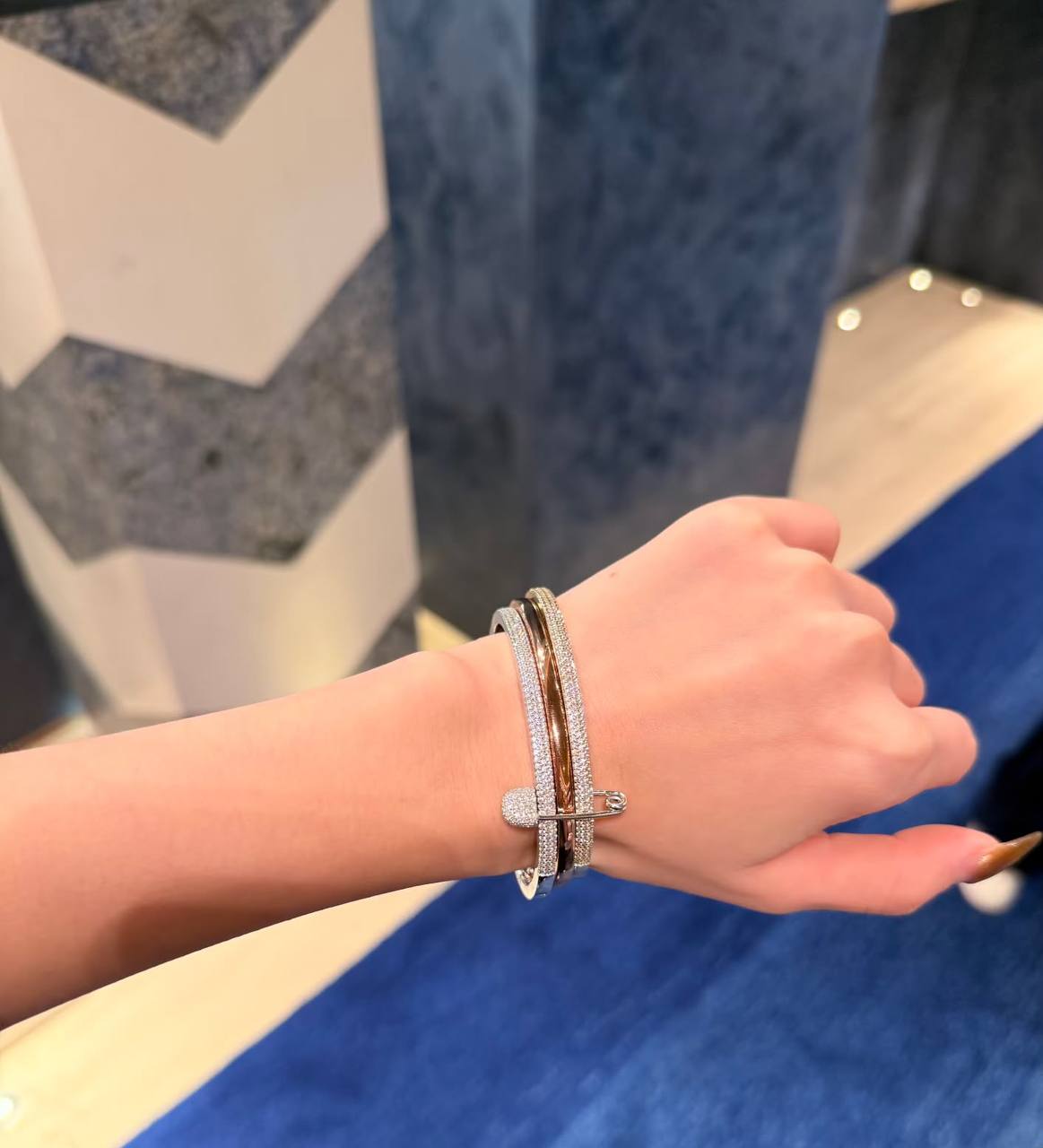 Apm ❤️‍🔥*
Bangle 💥
Super master quality 💯
With normal boxes 🗃️ 
100 dhs✅
With master box 📦 
120 dhs✅

Zain216
♥️♥️♥️