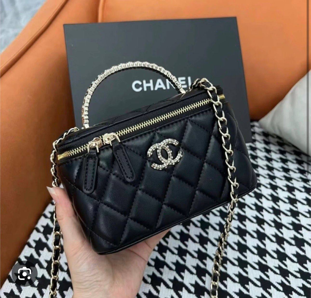 Chanel
110 dhs❣️
Good quality 

with box
🎁🎁🎁

Zain35
♥️♥️♥️