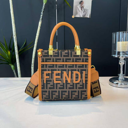 Fendi
19*19*7 cm
75 dhs🪙

Zain17
♥️♥️♥️