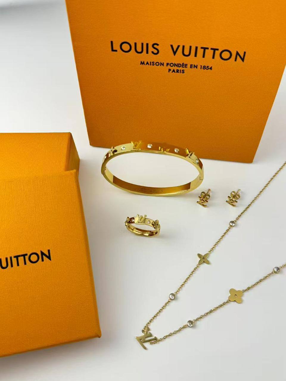 *Stainless steel SET 💯*
Necklace ❤️‍🩹
Earring 🍁
Breslat ❣️
Ring 💍 free size

With normal boxes 📦 

And paper bag 🛍️
45 dhs🪙

Zain216
♥️♥️♥️