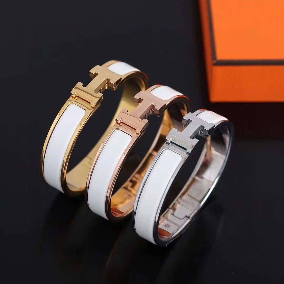 GOLD 
ROSE GOLD
SILVER
BANGLE HERMES 
MASTER✨💫
60 dhs✅✅
 EACH WITH BOX AND PAPER BAG🎁🛍️

Zain89
♥️♥️♥️