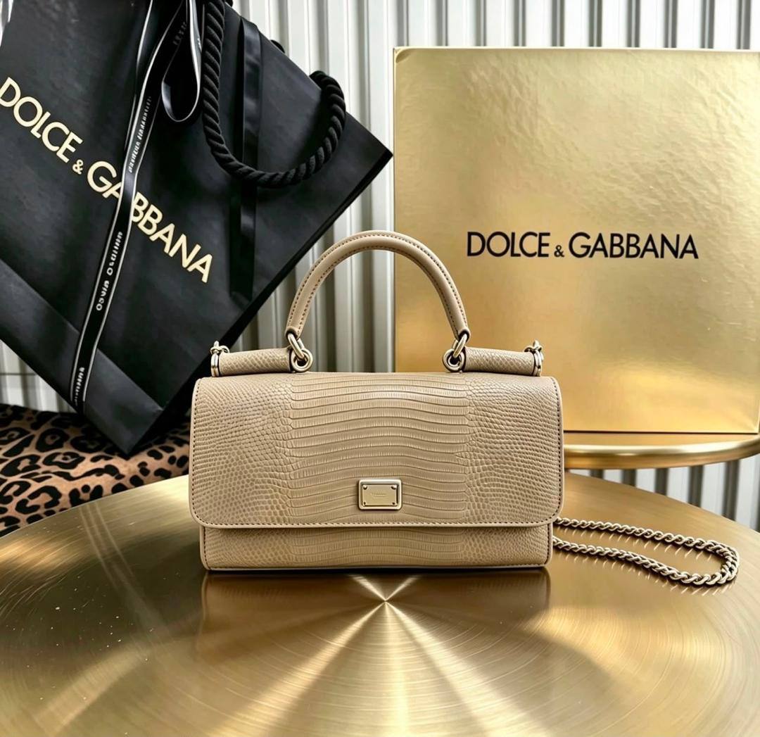 Dolce & GABBANA

100 DHS🇦🇪

 each 

with box
Zain26
♥️♥️♥️