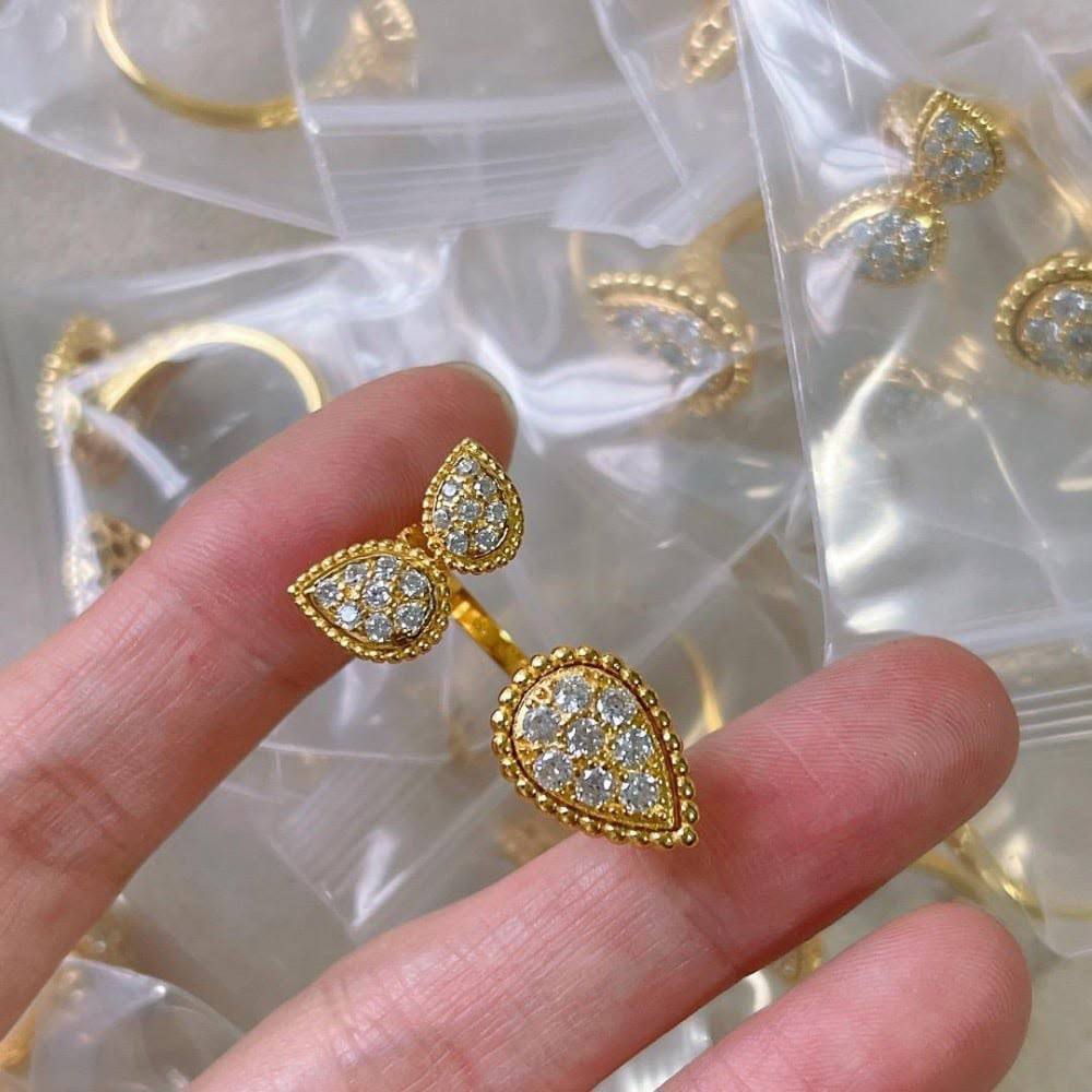 BOUCHERON 
Ring 💍 free size
Master quality 💯
With normal boxes 📦 
50 dhs✅

With master box 🗃️ 
130 dhs✅

Zain216
♥️♥️♥️