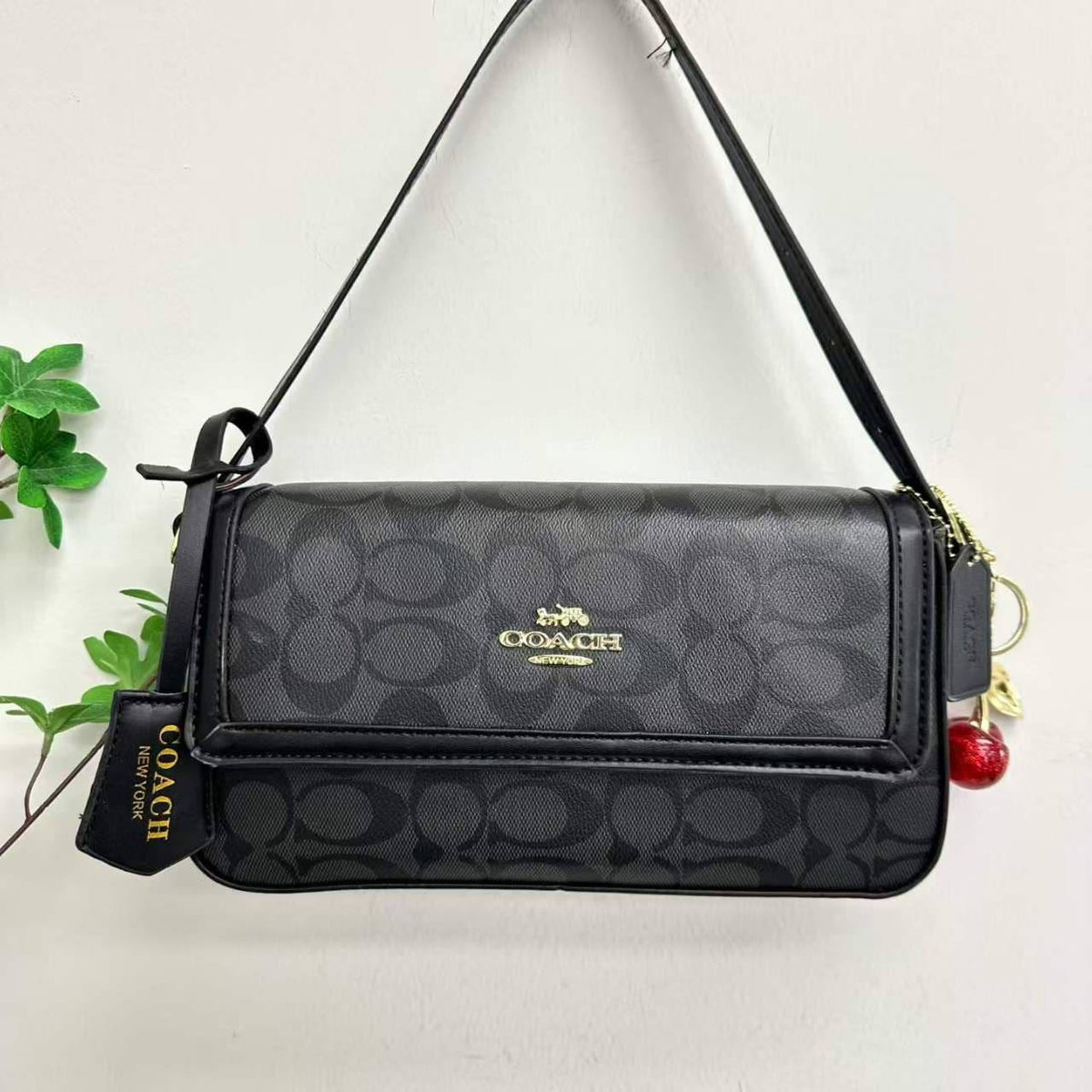 Coach 

Without box 

75 dhs🇦🇪🇦🇪🇦🇪

Zain232
♥️♥️♥️