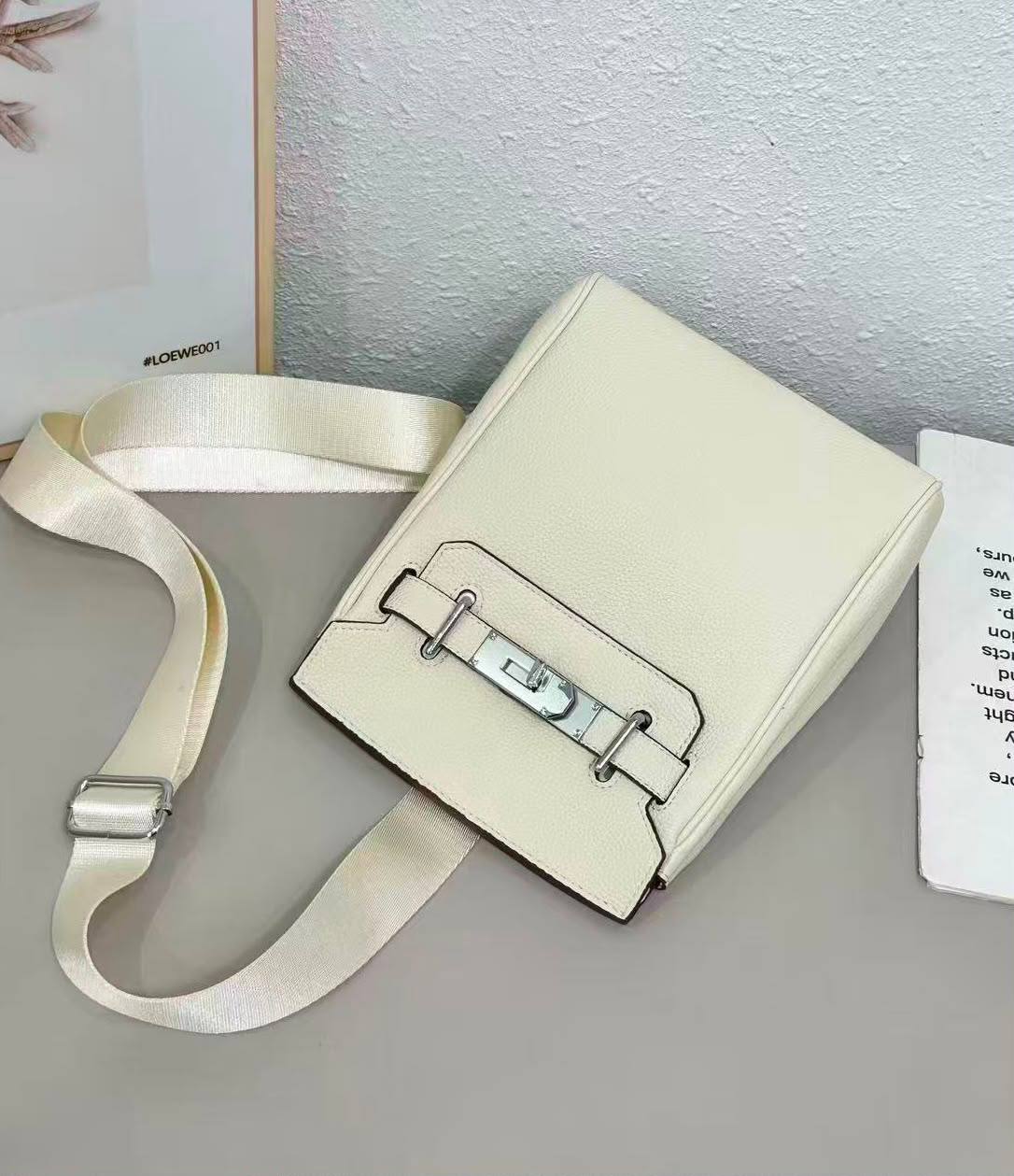 HERMES 

NEW DESIGN 

GOOD QUALITY 

WITH BOX 

110 DHS🇦🇪🇦🇪🇦🇪
Zain295
♥️♥️♥️