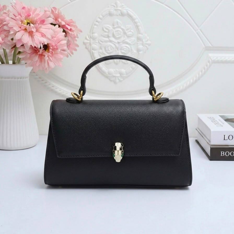 Bvlgari
High quality 
With box 
110 dhs🇦🇪🇦🇪

Zain136
♥️♥️♥️