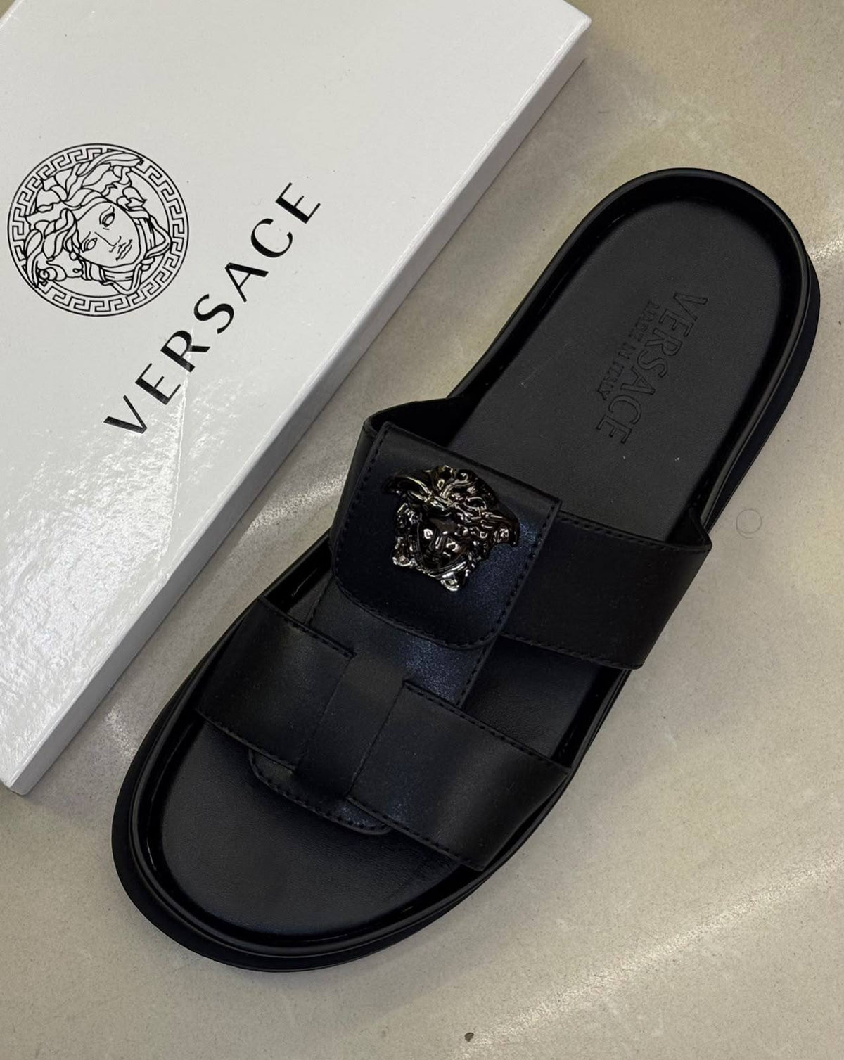 Versace 

110 dhs🇦🇪🇦🇪

40 TO 45

Zain183
♥️♥️♥️