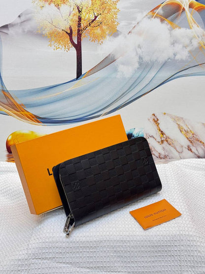 LV 
Best quality with box’s 
110 dhs✅
size 22 cm

Zain290
♥️♥️♥️
