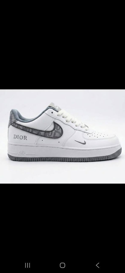 NIKE
Size 40 to 45
95 dhs💓

Zain27
♥️♥️♥️