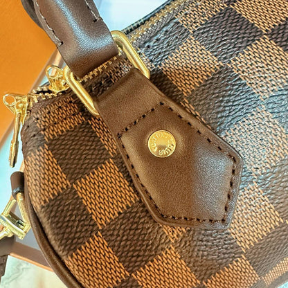 LV SPEEDY SMALL SIZE 
GOOD QUALITY 

WITH BOX 
🎁🎁🎁

85 dhs👑
20cm

Zain39
♥️♥️♥️