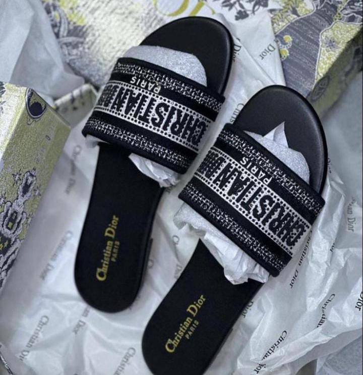 Dior
Black Size  36 to 42
Blue  Size 36 to 41
85 dhs🪙🌨️

Zain241
♥️♥️♥️